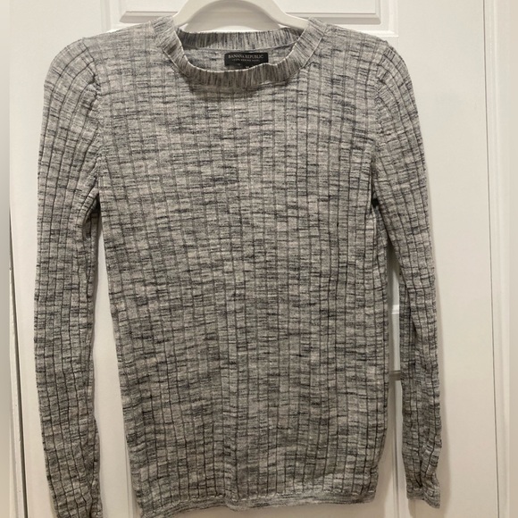 Cute gray Banana Republic sweater! - Picture 2 of 8